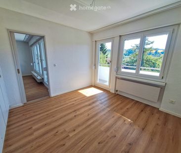Frisch renovierte 5.5-Zimmer-Wohnung mit Weitblick, Balkon und Gart... - Photo 2