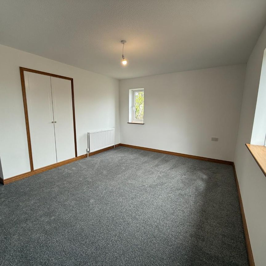 Court Road, Kingswood - Photo 1