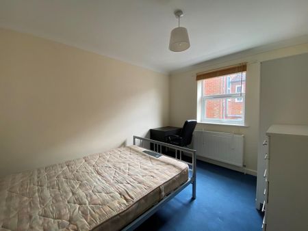 5 bedroom semi-detached house to rent - Photo 4