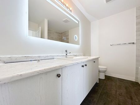 For Lease - 209 Vantage Loop, Newmarket, Ontario - Photo 2