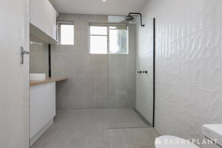 Stunning Renovated 2 Bedroom Flat in the Heart of Seddon - Photo 5