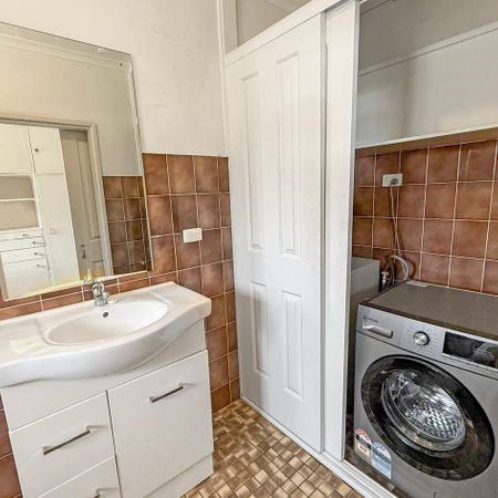 Fully Furnished 1 Bedroom Unit - Photo 4