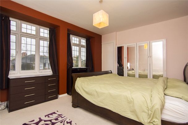 Eagle Court, E11 - Photo 1