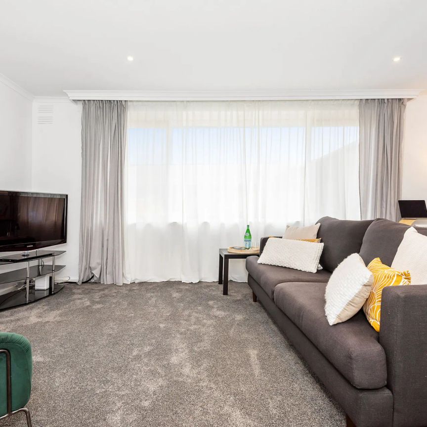 Renovated Top Floor Apartment - Quiet & Convenient Location - Photo 1