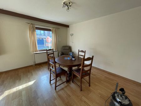 Ruim gelijkvloersappartement met twee slaapkamers en gesloten garagebox. - Photo 3