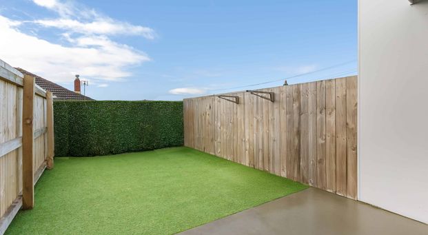 Modern Townhouse with 2 Bathrooms + Carpark - Photo 1