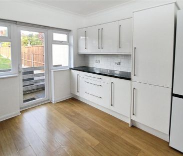 3 bedroom end of terrace house to rent - Photo 2