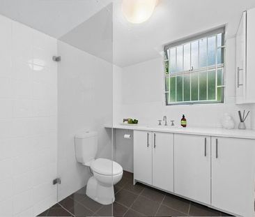 A Must See! 2 Bedroom Unit in the heart of Windsor! - Photo 4