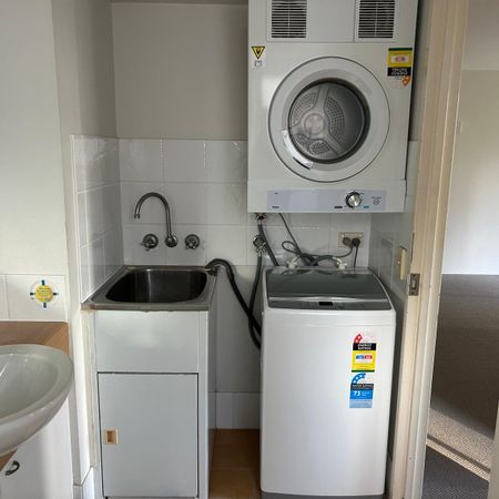 SECURE BROADBEACH, 1 BEDROOM UNIT MINUTES TO THE BEACH - Photo 5