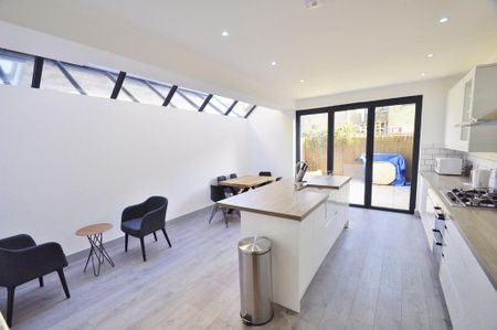 1 bedroom in a house share to rent - Photo 2