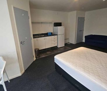 ELECTRICITY INCLUDED - CENTRAL BEDSIT UNIT! - Photo 5