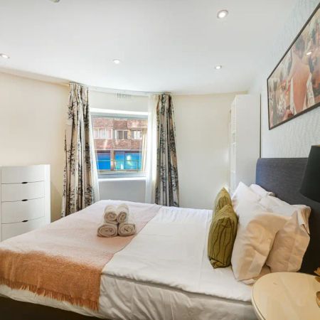 1 bedroom flat in Montaigne Close - Photo 3