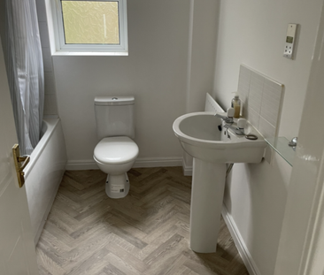 Thee Bedrooms & Three Bathroom House with Two Parking Spaces for Re... - Photo 4