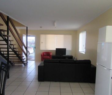 AFFORDABLE FURNISHED TOWN HOUSE IN FANTASTIC LOCATION! - Photo 2