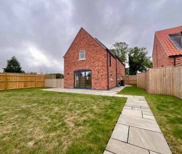 4 bedroom Detached House to let - Photo 2