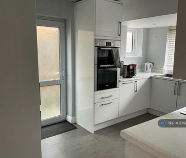 4 bedroom semi-detached house to rent - Photo 3