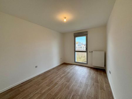 Location Appartement 4 pièces 84m² AVRILLE 49240 - Photo 3