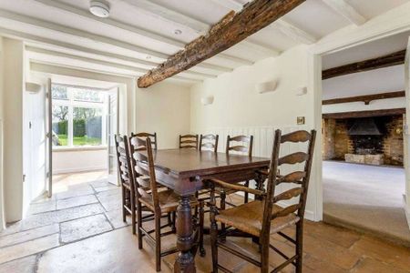 Grade II listed Cotswold stone cottage with one bedroom annexe. - Photo 3