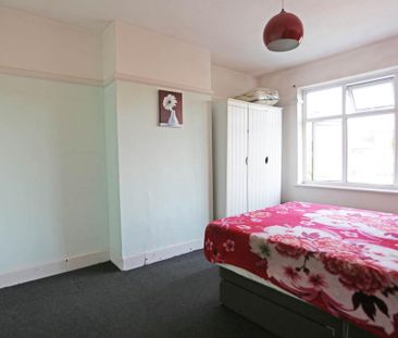 4 bedroom semi-detached house to rent - Photo 2