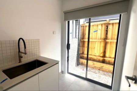 Cranbourne East - Photo 4