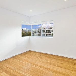 Spacious Renovated Apartment - Photo 2