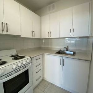 Available NOW!!! Bachelor Apartment - Photo 2