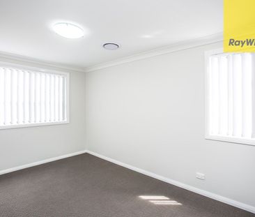 TOWNHOUSE, WALK TO STATION - Photo 6