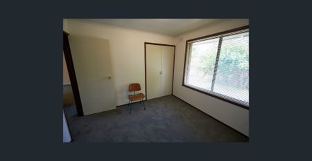 BRIGHT THREE BEDROOM VILLA UNIT WITH ORIGINAL MID-CENTURY CHARM - Photo 3