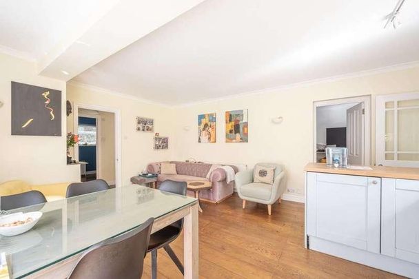 Sunrise View, Mill Hill, NW7 - Photo 1