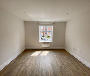 Emerald Avenue, Fleet, Hampshire, GU51 - Photo 2