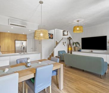 Contemporary Tri Level Townhouse in a Premium Locale - Photo 3