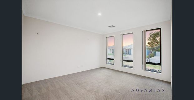 Spacious 3x2 Family Home in Prime Baldivis Location – Plus Theatre/4th Bedroom! - Photo 1