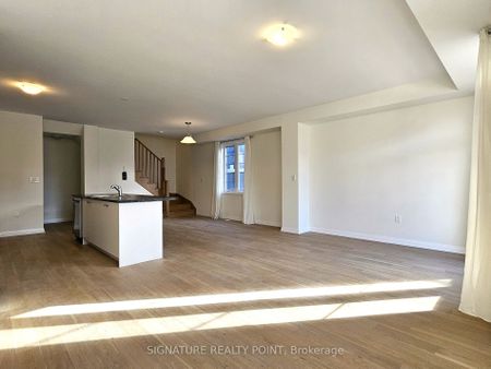 Townhouse For Lease | X8120928 - Photo 4