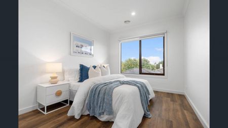 BAYSIDE LUXURY | STYLE AND CONVENIENCE | VERY LOW MAINTENANCE YARD - Photo 4