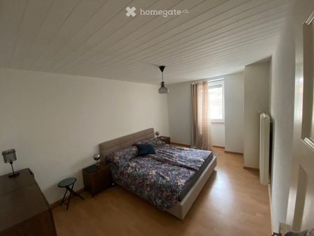 Charmante 3.5-Zimmer-Wohnung mit Cheminée - Photo 2