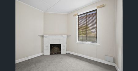 CENTRALLY LOCATED 3 BEDROOM HOME - Photo 4