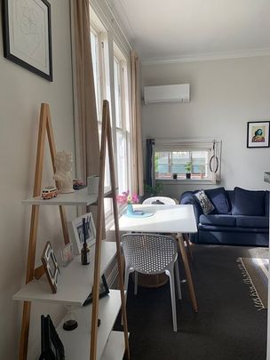 Chic Te Aro Retreat – 1BR w/ Parking - Photo 1