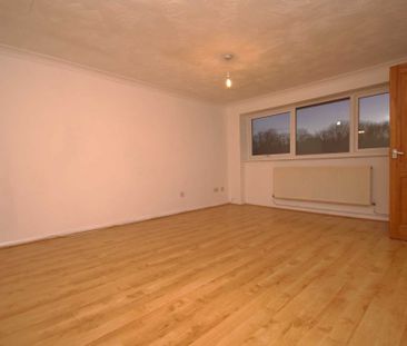 2 bed First Floor Maisonette for rent - Photo 6