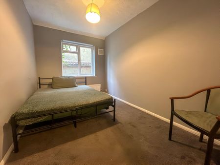 3 Bedroom Bungalow To Let - HP12 - Photo 5
