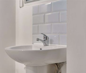 A one bedroom apartment to rent, available now having been refurbis... - Photo 2