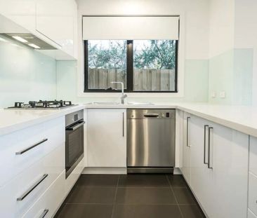 MODERN TOWNHOUSE | CONVENIENT LOCATION! - Photo 3