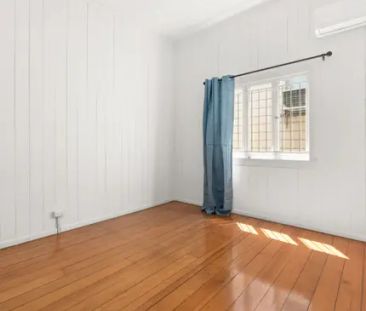 NEWLY FRESHENED HOME WITH DUAL STREET ACCESS&mldr; - Photo 5