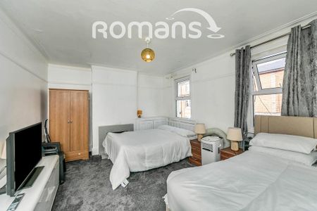 3 bedroom flat to rent - Photo 4