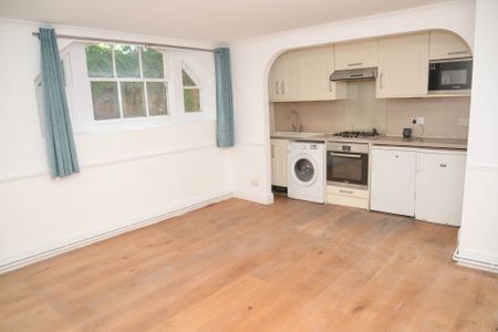 Guide Price £1,700 pcm - Available Now - Unfurnished - Photo 5
