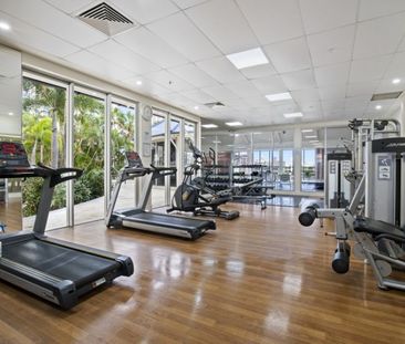 RESORT LIVING IN THE HEART OF SURFERS PARADISE! - Photo 2