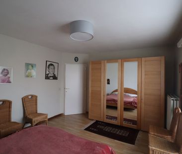 Een recent appartement op de eerste verdieping met ruim terras en g... - Photo 2