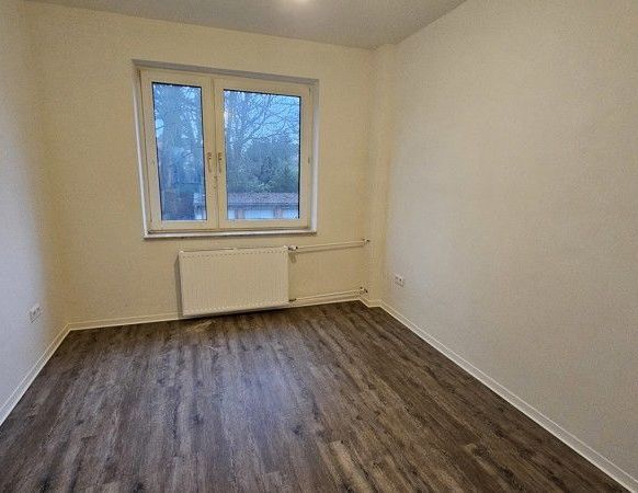 Willkommen in Ihrer zukünftigen 3-Zimmer-Wohnung, die derzeit einer umfassenden Sanierung unterzogen wird! - Photo 1
