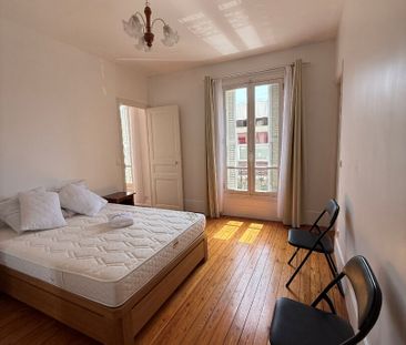 2/3 PIECES MEUBLE AU PIED DU RER A NANTERRE VILLE - Photo 2