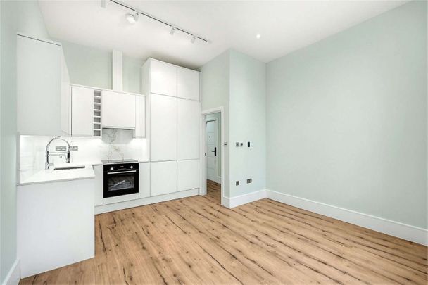 A newly refurbished one bedroom apartment set in a newly refurbished building moments from Kensington Olympia. - Photo 1