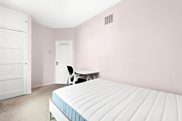 3 bedroom flat to rent - Photo 1